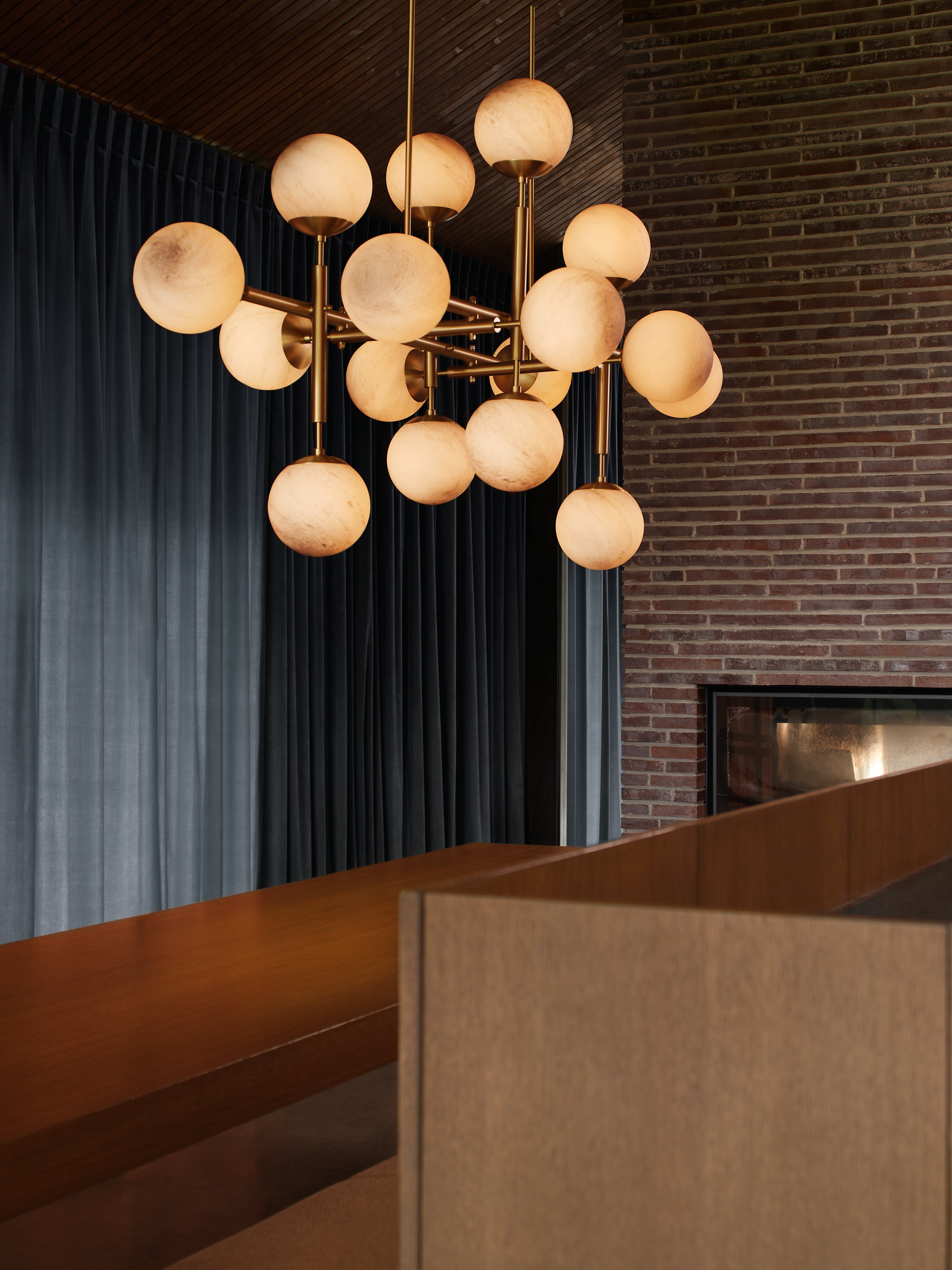 Schwung Riegel Globe Chandelier